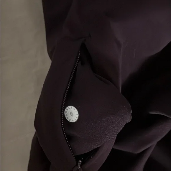 Lululemon Toasty Tech 1/2 Zip Size 6 with Gorgeous Sleeve Detail - Picture 11 of 12